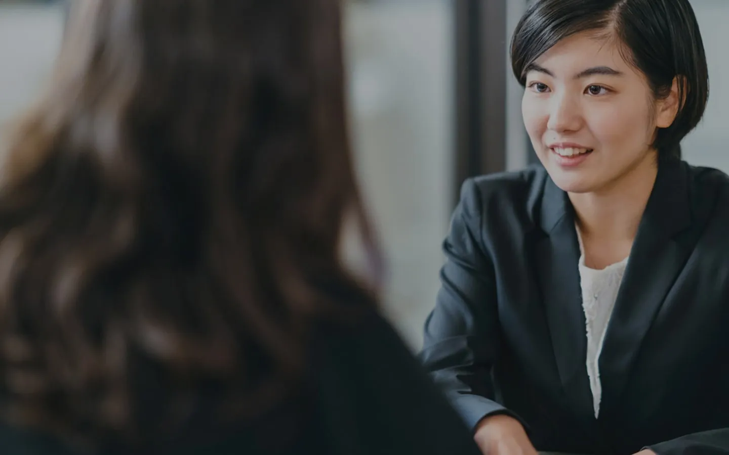 イメージ：クリエイターに向き合うエージェント